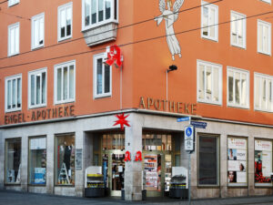 Eingang der Engel Apotheke am Rathaus unserer Dr. Müller Apotheke in Kassel