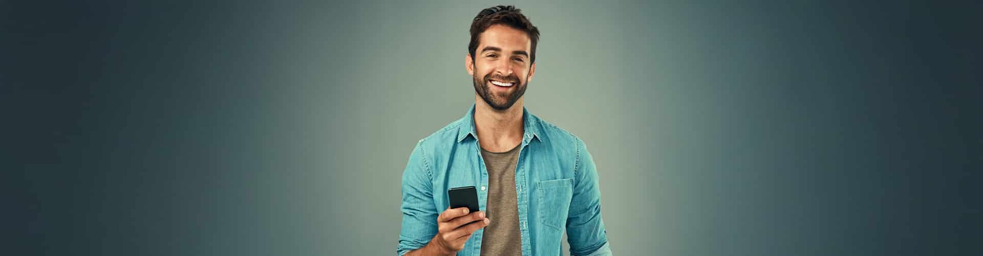 Locker lächelnder Mann mit Smartphone in der Hand