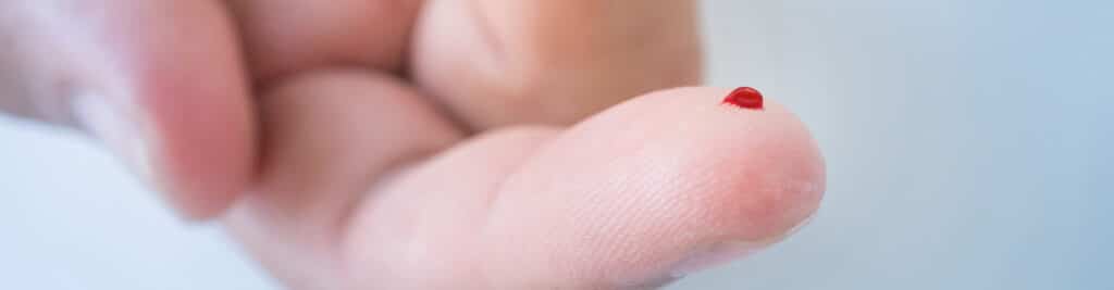 Bluttropfen auf einer Fingerkuppe