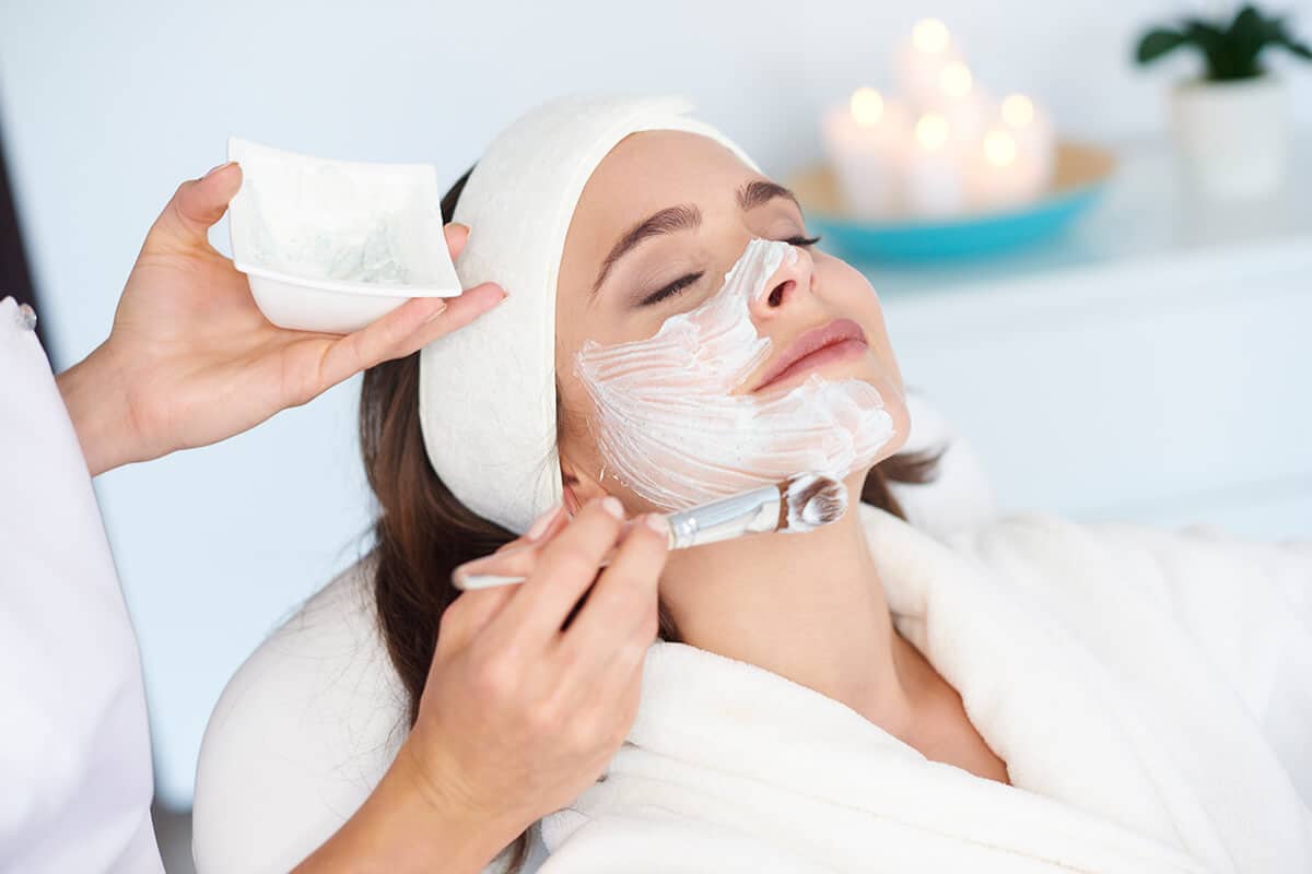 Landgraf Karl Apotheke in Kassel Wilhelmshöhe 13 kosmetikbehandlung-mit-creme-im-gesicht